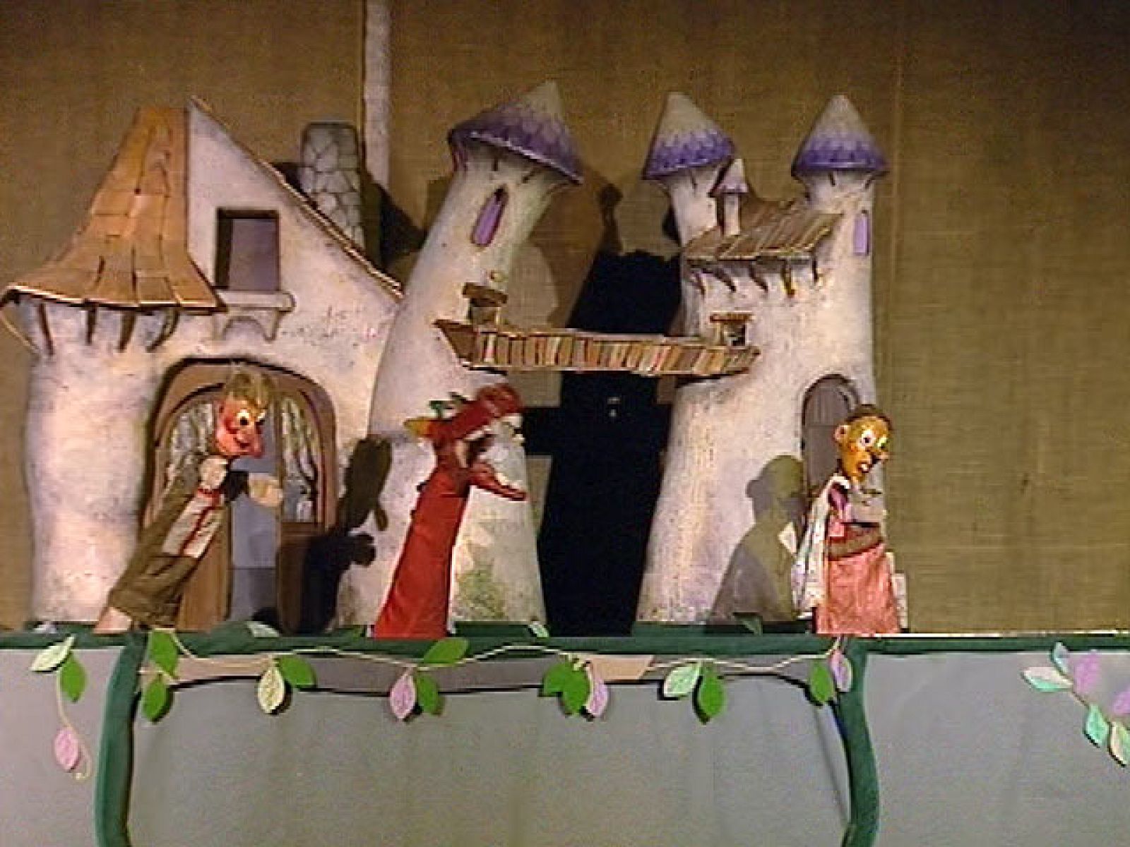 Visitamos en un pequeño pueblo del pirineo aragonés el lugar donde viven los títeres | Ver