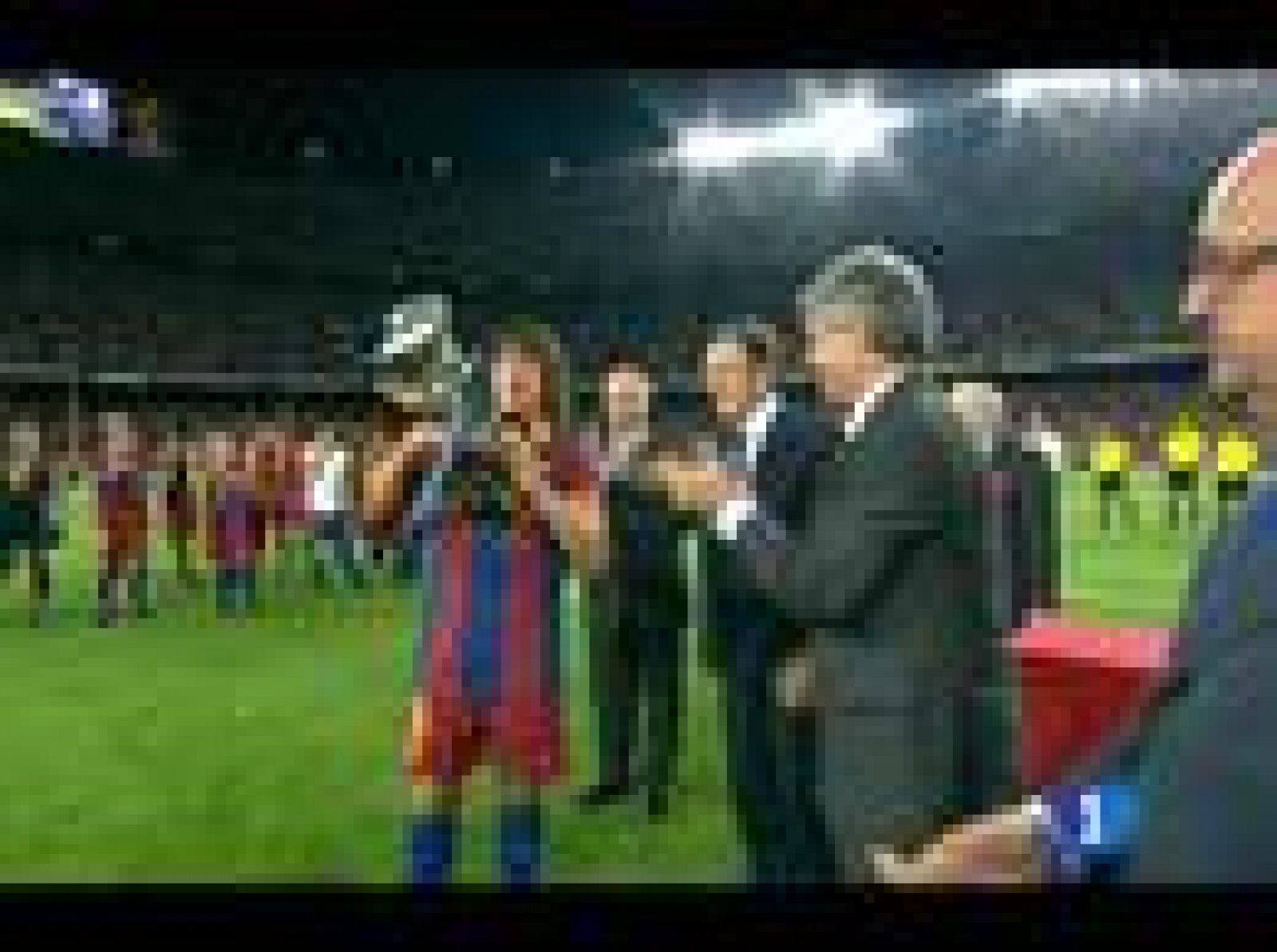 Angel María Villar, presidente de la RFEF, entrega al capitán del Barça, Carles Puyol, el trofeo que les acredita como vencedores de la Supercopa ante el Sevilla (21/08/2010) 