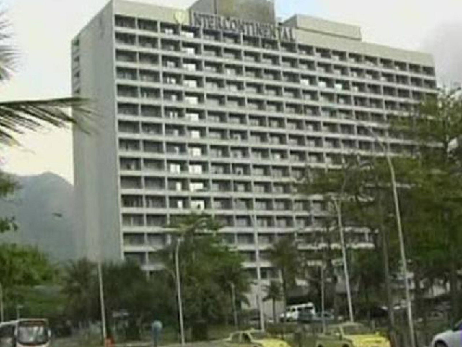 Un grupo de narcos asalta un hotel toma algunos clientes como rehenes 