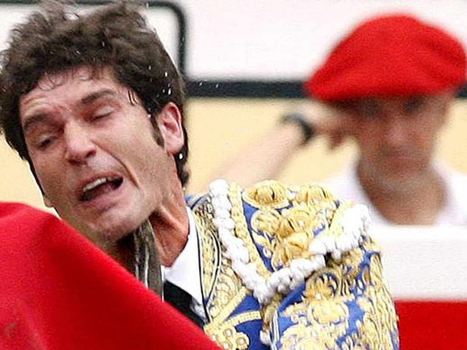 El diestro madrileño Sergio Aguilar ha sido corneado en el cuello por el segundo toro de la corrida de este domingo en Bilbao, por  la que ha sido operado en la enfermería de la misma plaza.  La cogida en el cuello es muy similar a la que sufrió el diestro Julio Aparicio el pasado 21 de mayo en Madrid, por la que estuvo varios días en la UCI. 