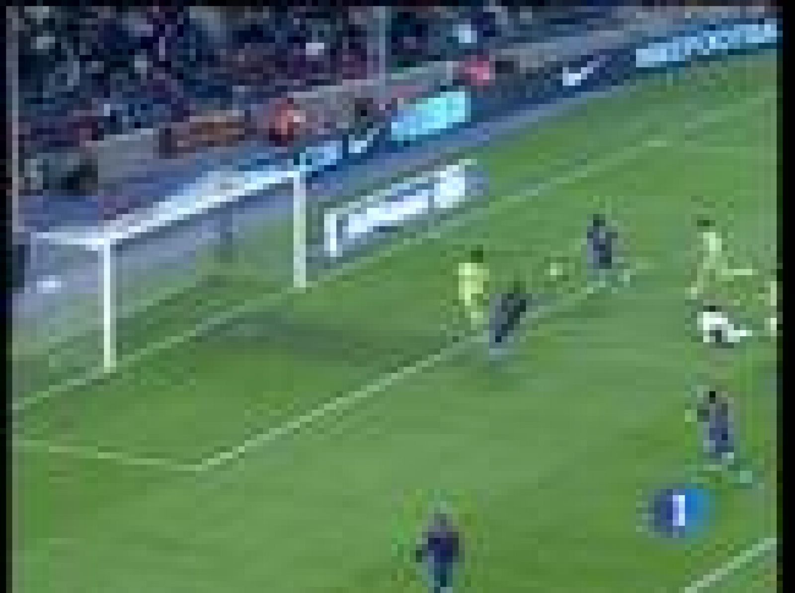 El delantero internacional argentino del FC Barcelona, Lionel  Messi, ha igualado a los ex azulgranas Rivaldo y Samuel Eto'o al  llegar a la cifra de 130 goles en partido oficial tras anotar su  sexto 'hat-trick' del año en el encuentro de vuelta de