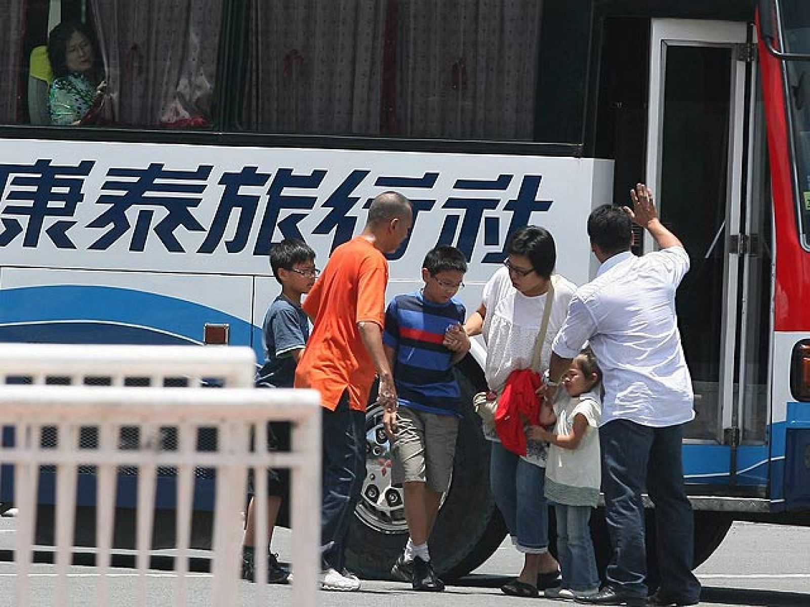 Un ex policía secuestra un autobús con 25 turistas en Filipinas | Ver