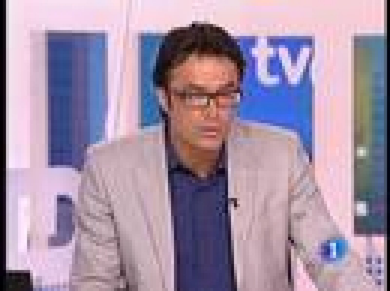 El suizo Roger Federer, segundo favorito, tumbó al estadounidense Mardy Fish (6-7(5), 7-6(1) y 6-4), invitado de la organización y revelación del torneo, y ganó por cuarta vez el Masters 1000 de Cincinnati.