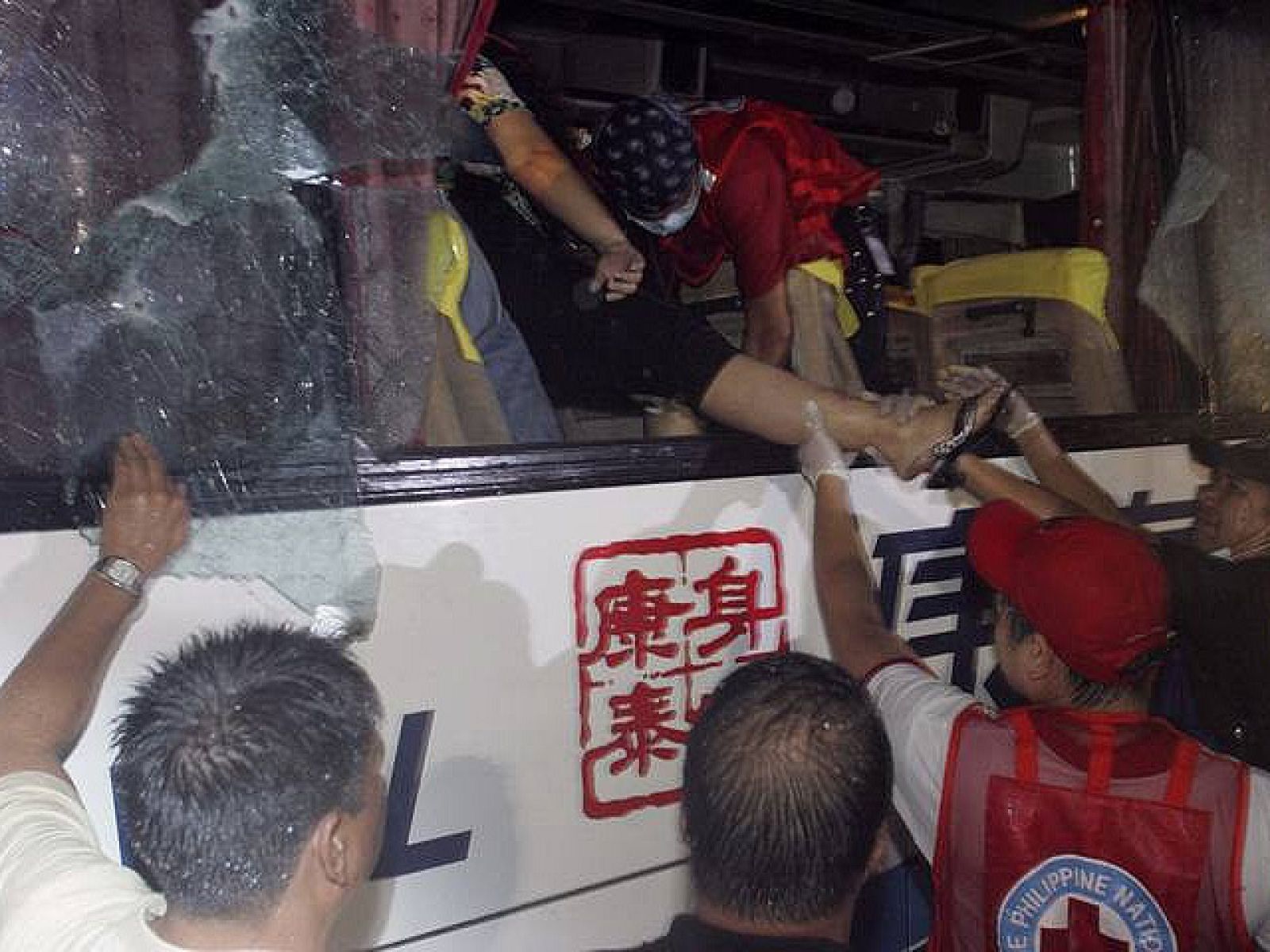 El secuestro de un autobús con turistas chinos en Manila acaba en tragedia | Ver