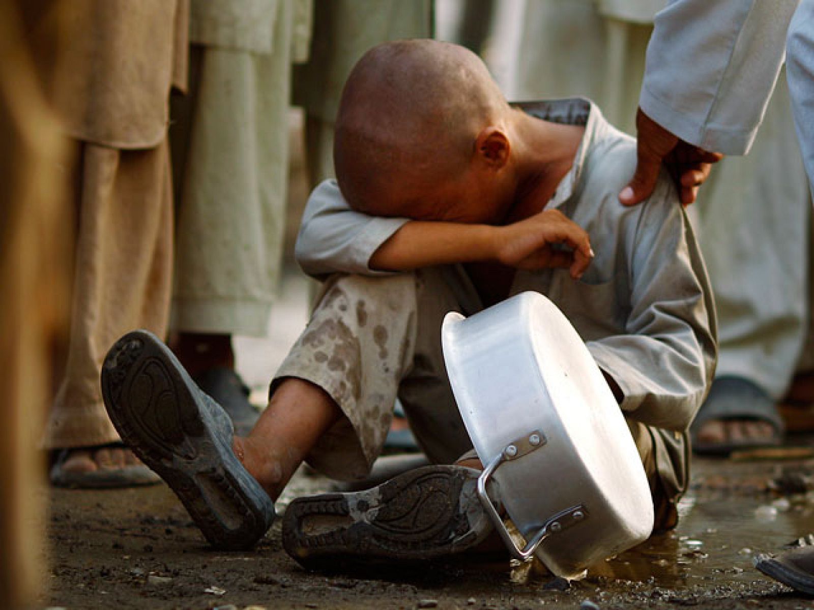 La ONU ha pedido que envíen helicópteros para repartir ayuda a los millones de afectados. Un equipo de TVE lo ha comprobado sobre el terreno.