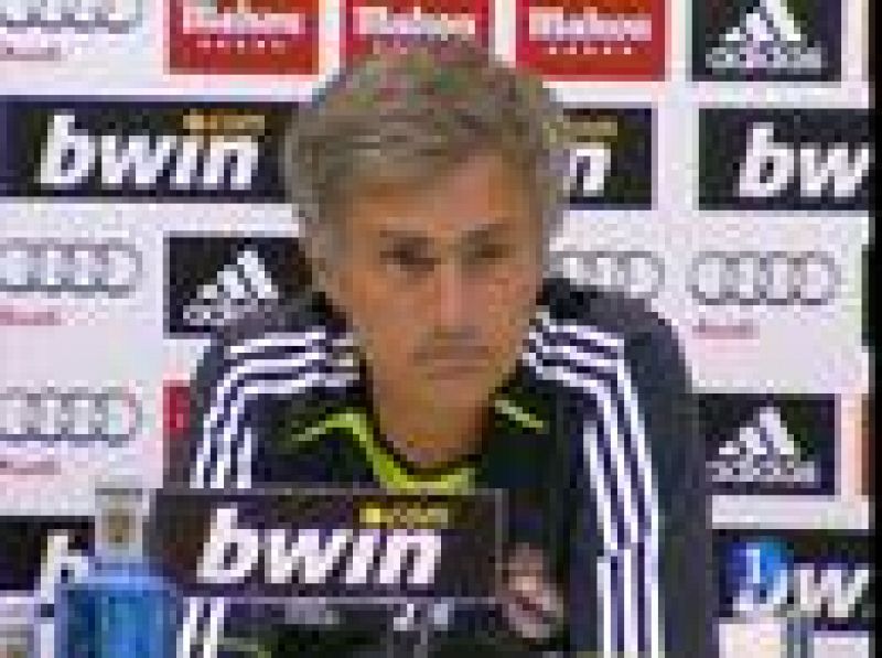 El técnico del Real Madrid, Jose Mourinho, ha avisado que una lesión de sus delanteros, Higuaín y Benzema, podría provocar un problema para el equipo blanco.