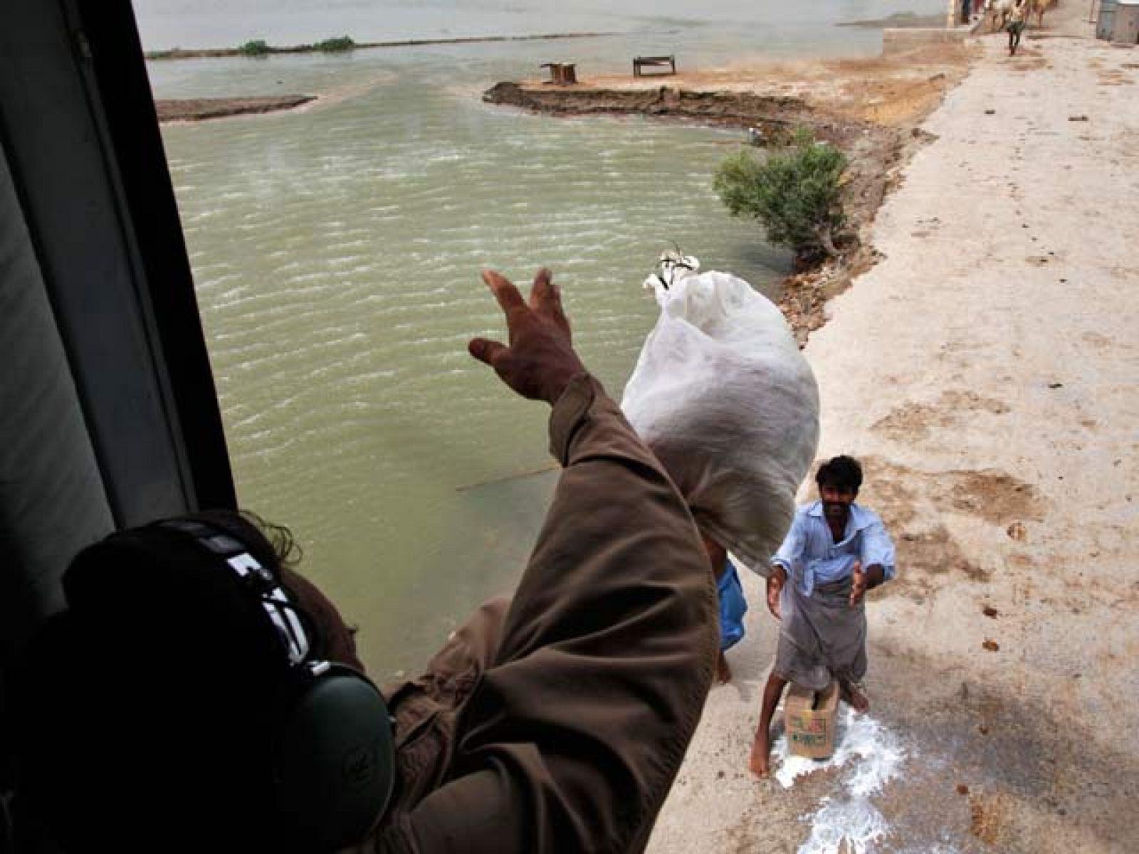 La recuperación de las zonas devastadas en Pakistán durará al menos tres años, según ha declarado el presidente en una entrevista. En la provincia de Sindh se ha desatado la alerta en los próximos tres días por nuevas crecidas del Indo.