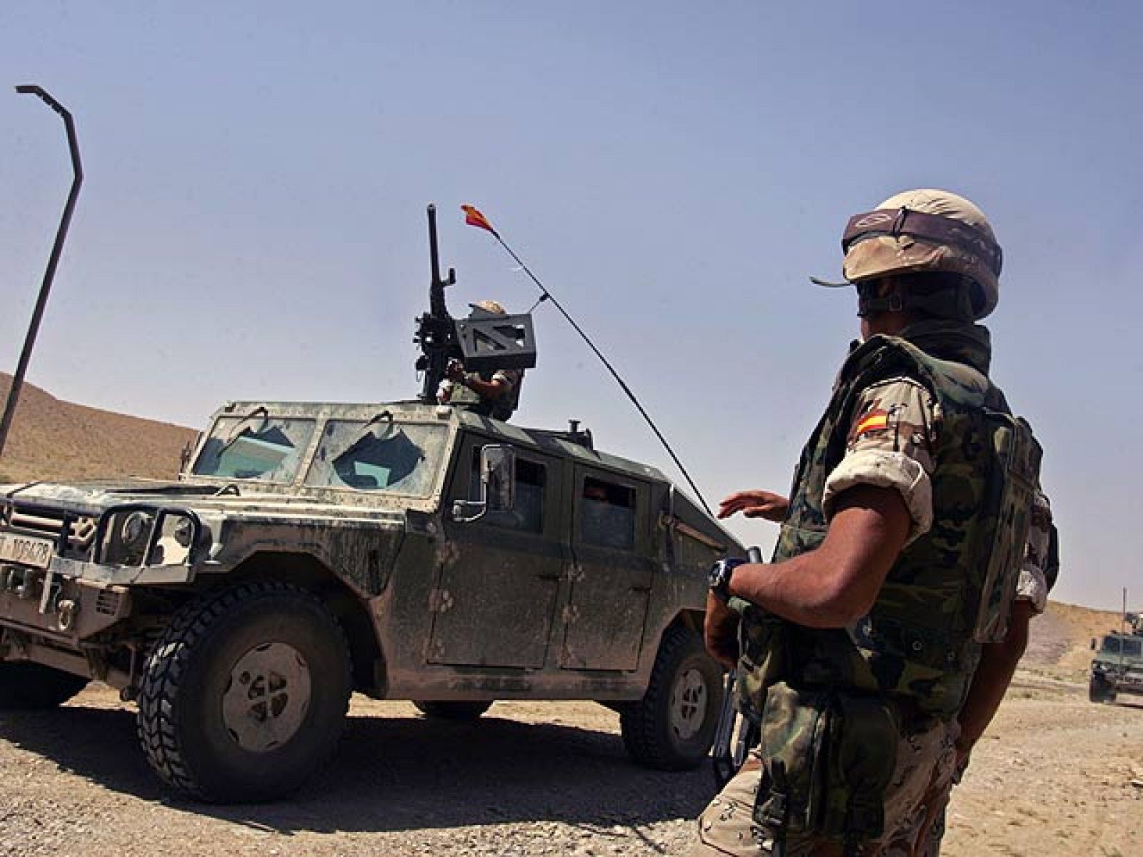 Dos guardias civiles ha sido tiroteados este martes en Afganistán mientras impartían una clase de formación en la base de la OTAN en la provincia de Badghis, al noroeste de ese país, según ha confirmado el ministro del Interior, Alfredo Pérez Rubalcaba. Los fallecidos son el capitán José María Galera Córdoba, de 33 años de  edad, nacido en Albacete y su compañero, el alférez Leoncio Bravo  Picayo, de 34 años y natural de A Coruña. Su intérprete, nacionalizado español de origen iraní, también ha muerto.