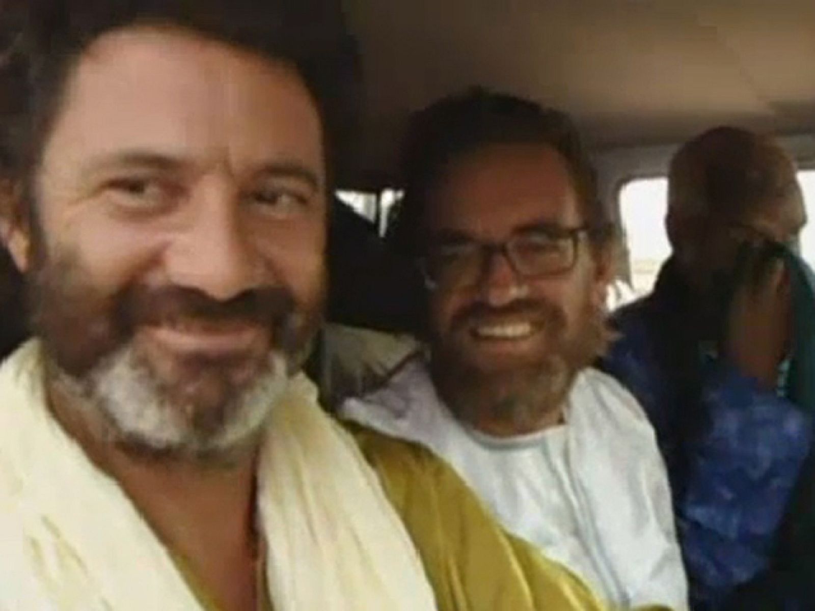 Los cooperantes catalanes secuestrados por Al Qaeda en el Magreb Islámico pudieron hablar con sus familias durante el secuestro. Es un nuevo detalle que se ha conocido tras la liberación de los dos españoles que nunca estuvieron en el mismo lugar retenidos. También se ha sabido que los secuestradores les dejaban salir por la noche al raso del desierto para conversar. El autor material del secuestro, Omar Saharaui, les acompañó tras su liberación.