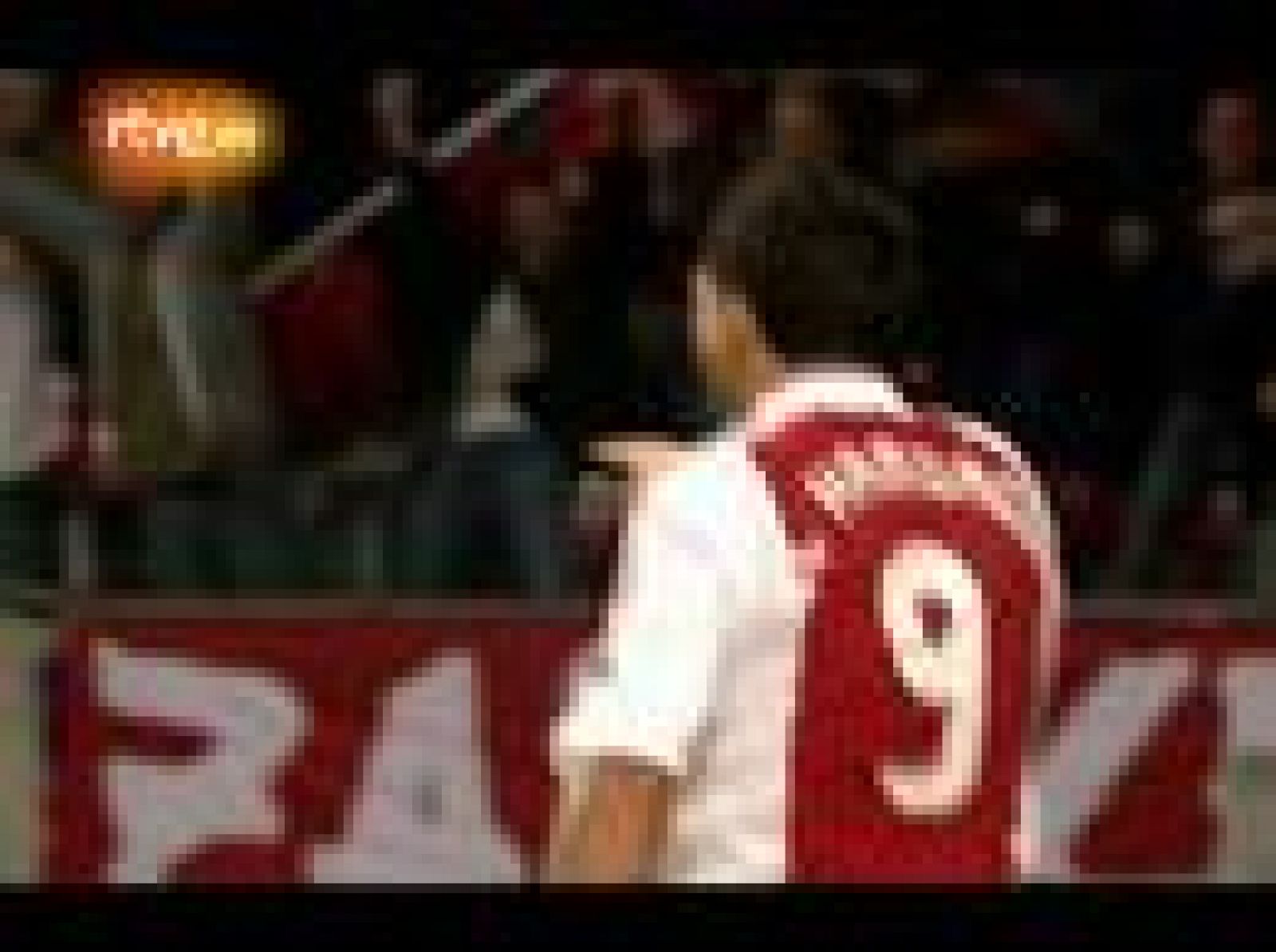 El Ajax de Amsterdam vuelve a la Champions al derrotar en una difícil eliminatoria al Dinamo de Kiev. Los goles de Luis Suárez y Mounir han certificado su pase.