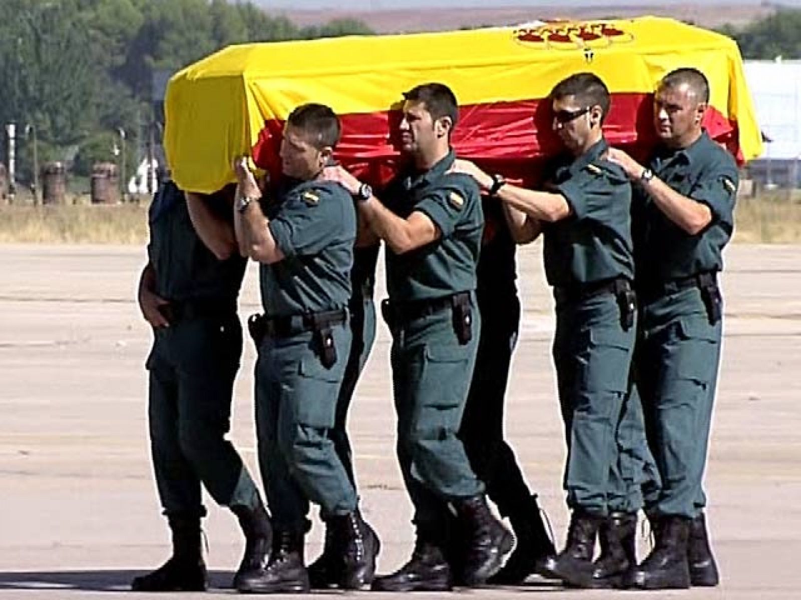 Aterriza el avión con los féretros de los españoles asesinados en Afganistán