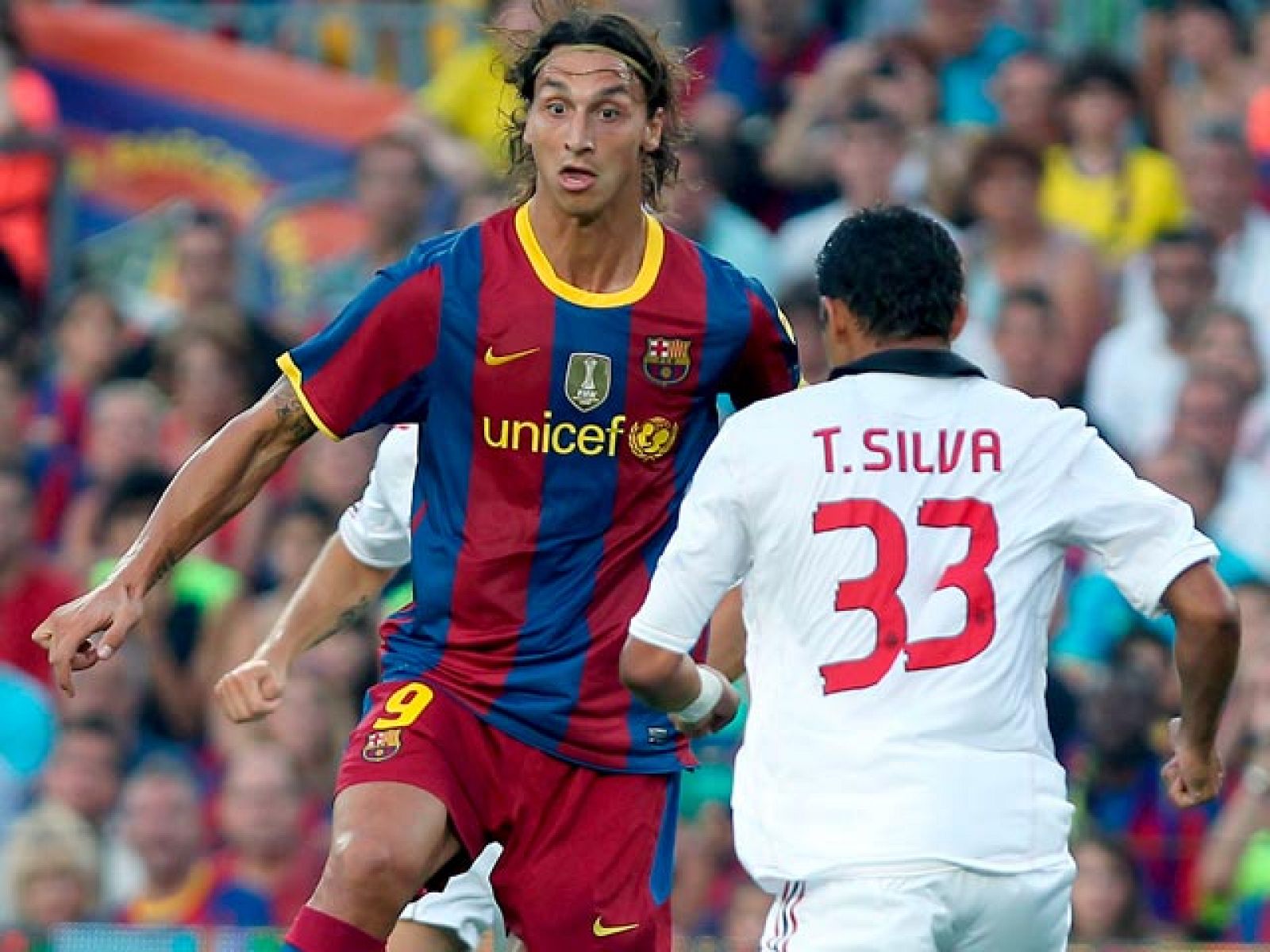 El Barça se adjudica el Gamper en los penaltis. Antes del partido, el equipo dio la vuelta al campo portando la copa de la Liga pasada. Ronaldinho fue homenajeado e Ibrahimovic, que no celebró el Gamper con sus compañeros, hizo unas declaraciones qu