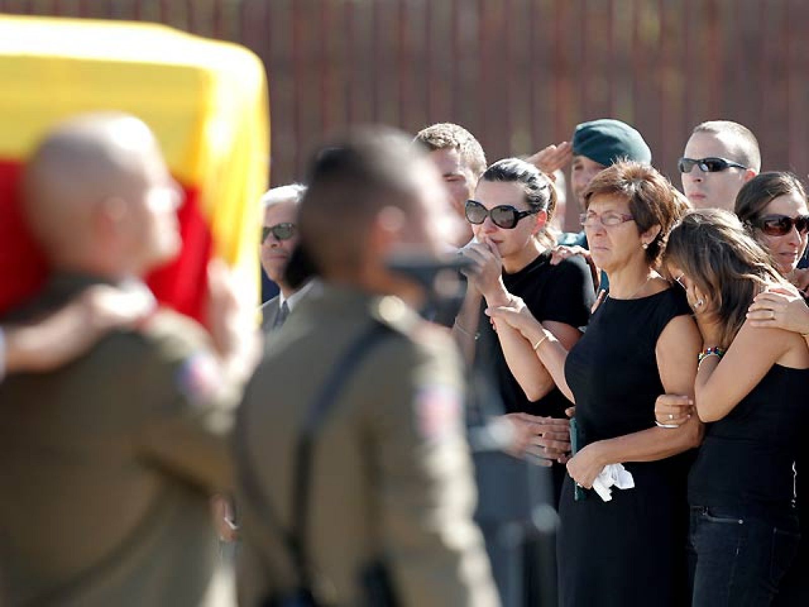 Los restos mortales de los dos guardias civiles españoles y de su traductor, asesinados este miércoles en Afganistán, han aterrizado a las 11.00 horas en el aeropuerto de Torrejón de Ardoz, Madrid, donde esperaban, entre otras autoridades, el presidente del Gobierno, José Luis Rodríguez Zapatero. Se oficiarán dos responsos, uno por los guardias civiles, y otro por el intérprete, de religión bahaí.