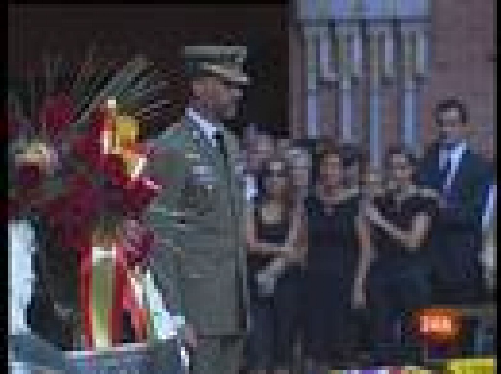 Sin programa: El Príncipe impone la máxima condecoración militar a los guardias civiles asesinados | RTVE Play