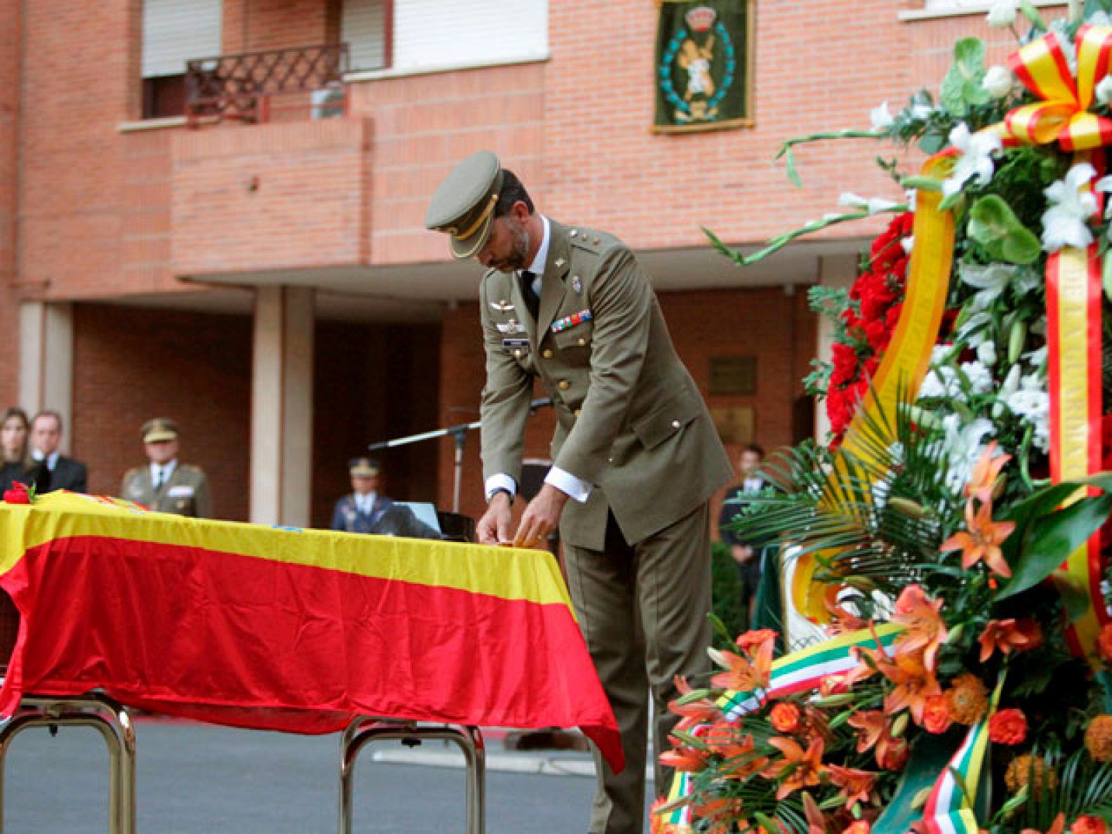 Sin programa: El Príncipe impone la máxima condecoración militar a los guardias civiles asesinados | RTVE Play