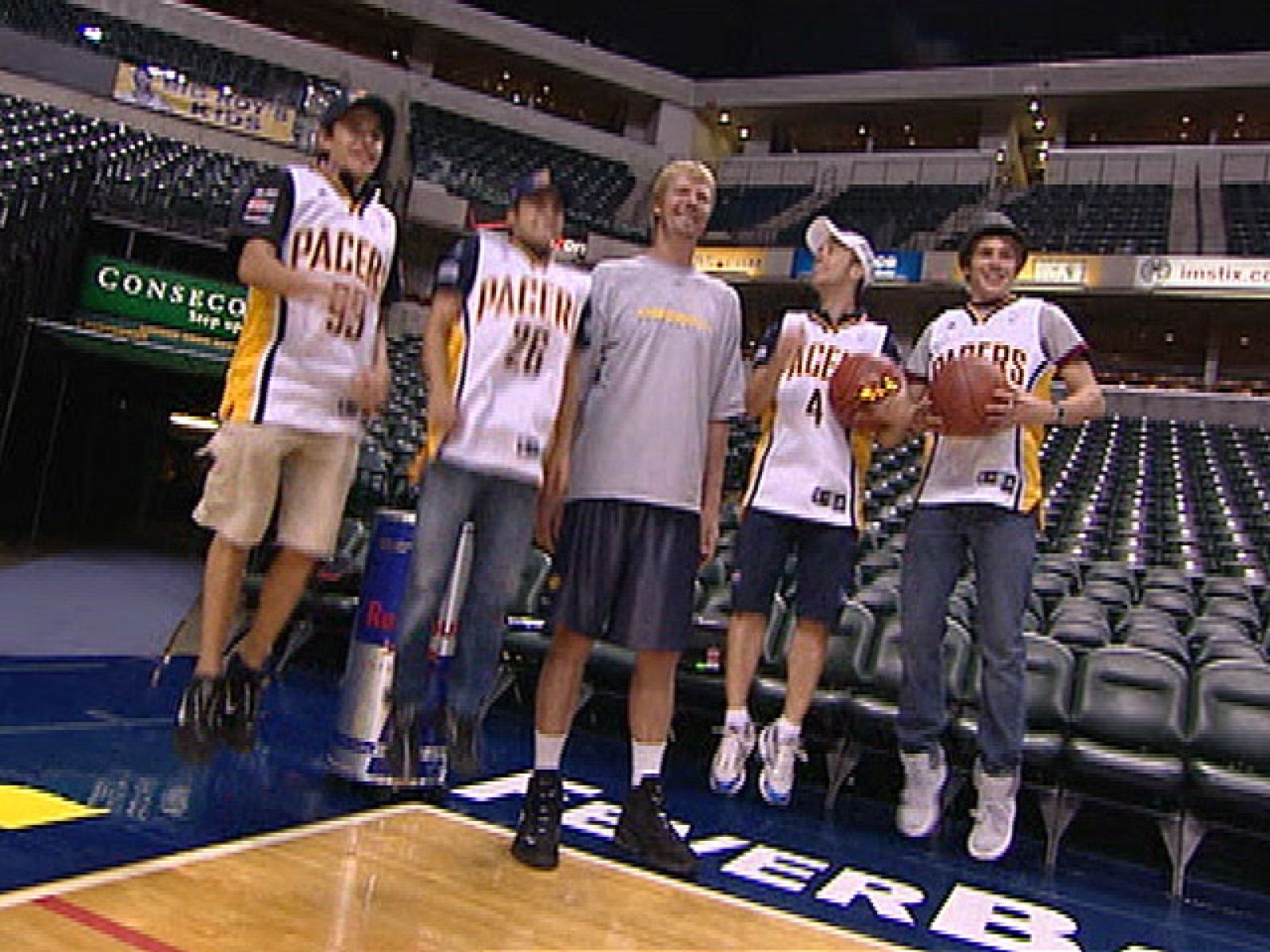 Dani Pedrosa y Marc Márquez entre otros han dado la foto del día al asistir al pabellón de los Indiana Pacers. Allí han lanzado a canasta y se han puesto al lado de un jugador NBA. El Mundial de MotoGP llega a Indianápolis con Jorge Lorenzo como líde