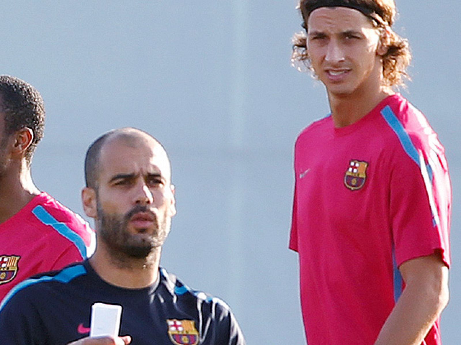 El entrenador azulgrana Pep Guardiola ha dejado claro quién manda en el vestuario del Barcelona. Ha dejado fuera de su primera convocatoria a Ibrahimovic, que negocia su salida hacia Milan.