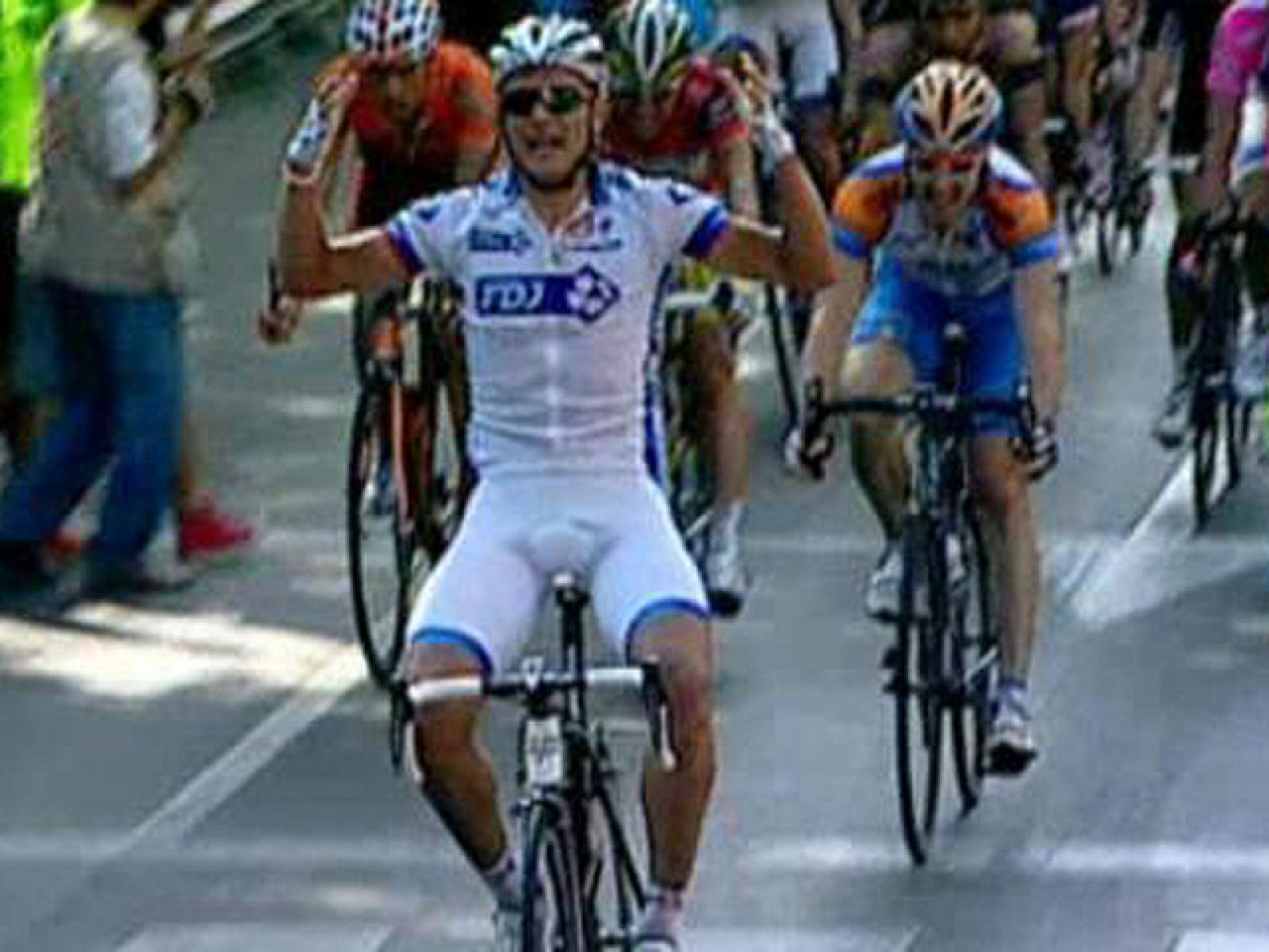 El bielorruso Hutarovich se ha impuesto en la llegada a Alcalá de Guadaíra en el final de la primera etapa en línea de la Vuelta a España, llegando por delante de Cavendish, que mantiene el maillot rojo de líder.