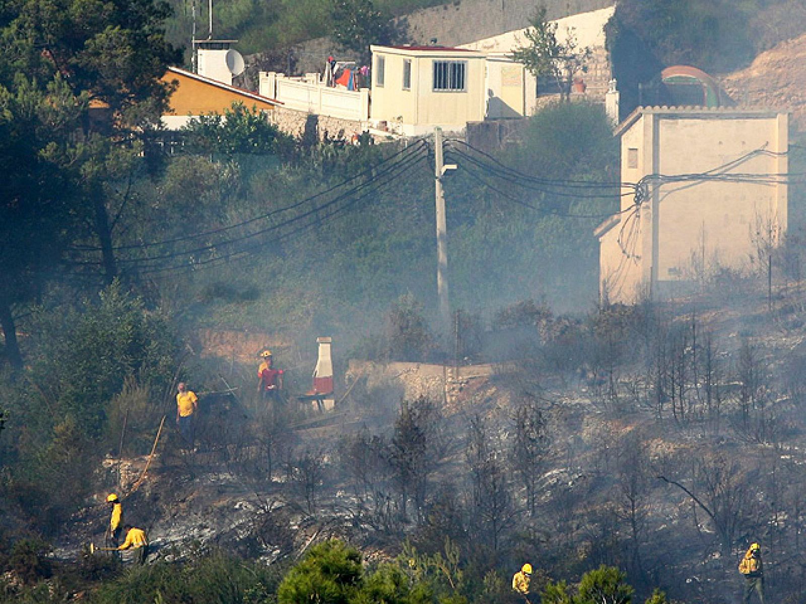 Un incendio en el Garraf obliga al desalojo temporal de 150 personas