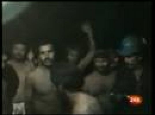  - Los mineros hablan con sus familias