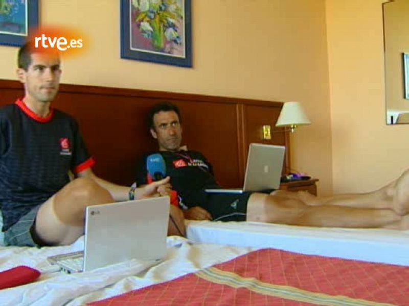 Los dos ciclistas del Caisse, 'Chente' García Acosta e Imanol Erviti, compartieron con TVE cómo viven dos compañeros sus 24 horas del día juntos en la Vuelta.