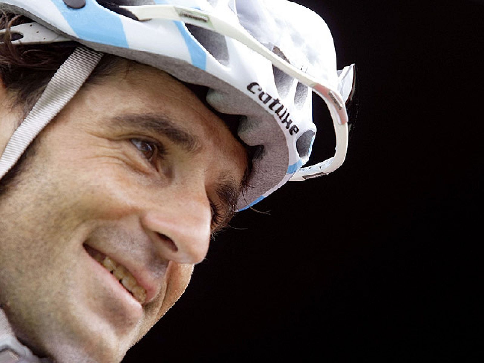 El corredor del Xacobeo Galicia Ezequiel Mosquera, pasó con las cámaras de TVE todo el día del inicio de la Vuelta en Sevilla.