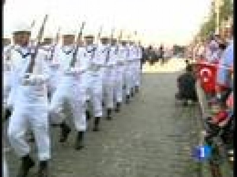  Después de su primera victoria en el campeonato del Mundo que se está disputando en Turquía, la selección española de baloncesto descansa en el hotel, delante del cual un grupo de militares ha celebrado esta mañana  una marcha en conmemoración del V