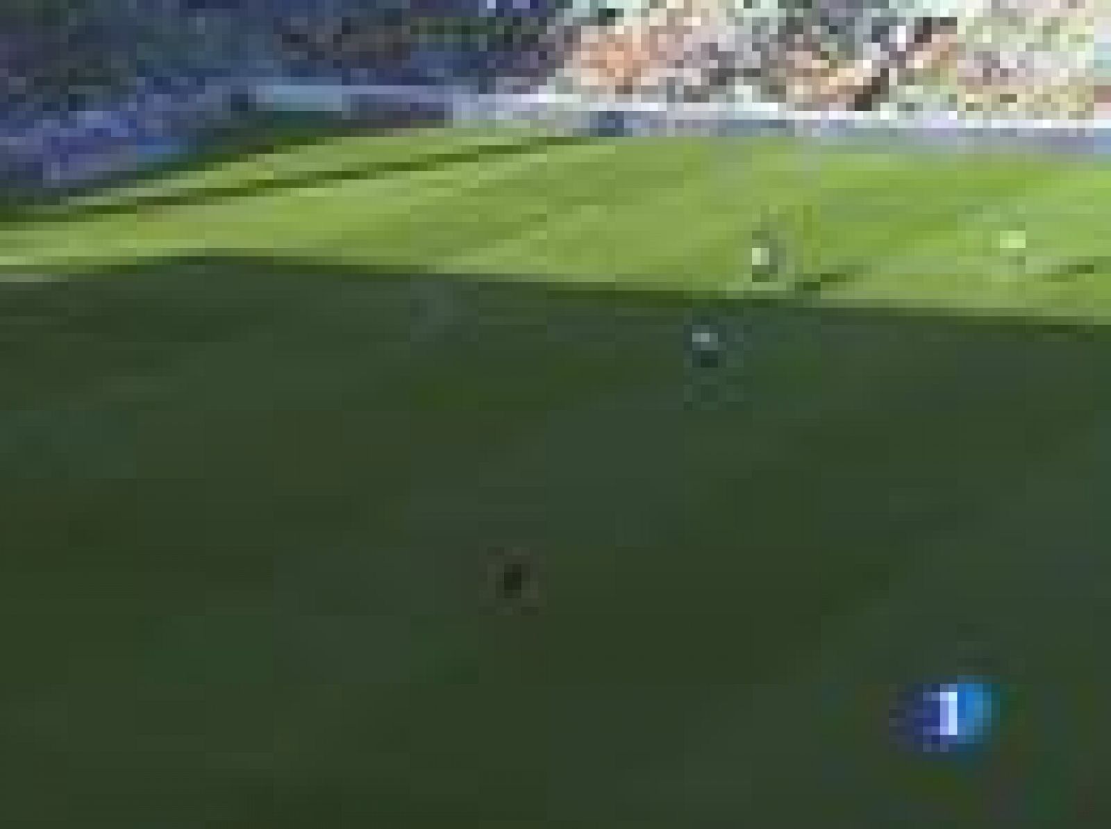 El FC Barcelona consiguió una clara victoria ante el Racing, que comenzó a fraguarse con un tempranero gol de Messi al que siguieron otro de bella factura de Iniesta y el primero en Liga con el Barça de Villa, ante un Racing que trató de plantar car