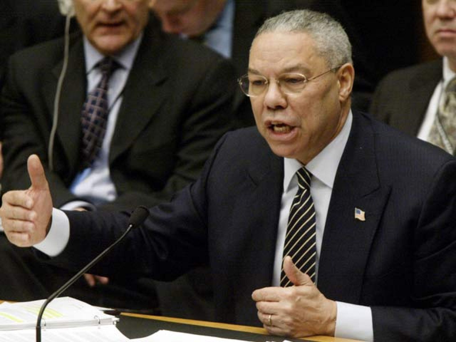 La presentación del informe del inspector jefe de la ONU, Hans Blix, en el que se declara que no hay pruebas de armas de destrucción masiva en Irak supuso la fractura de las grandes potencias. Por un lado, Estados Unidos y Reino Unido defendieron que esas armas existían, con presuntos informes de la CIA presentados por el secretario de Estado norteamericano, Colin Powell. Por otro, la 'vieja Europa' capitaneada por Francia y Alemania, se negó a apoyar la intervención, en un veto que privó a Washington de una cobertura legal que ansiaba su socio, Tony Blair.