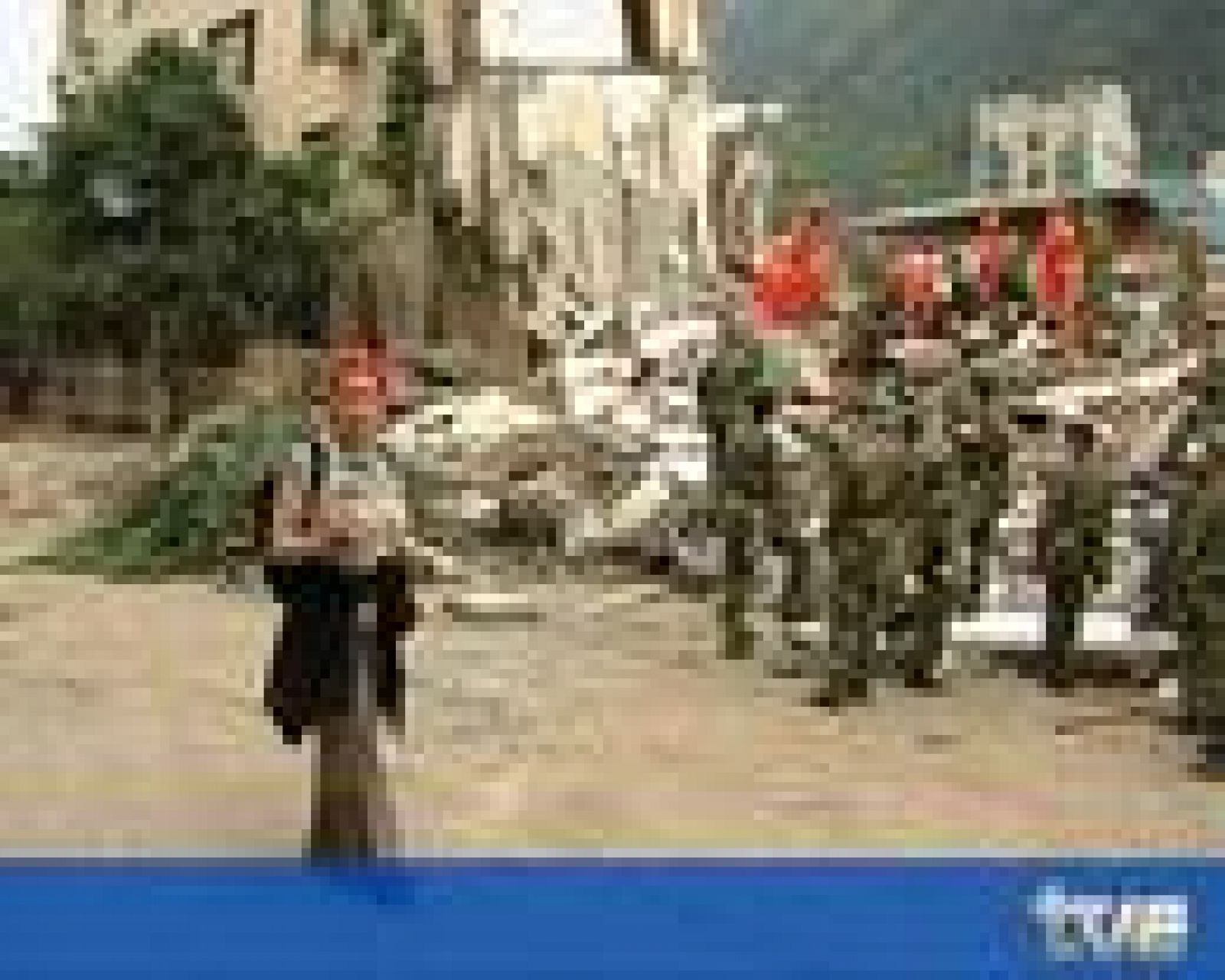 Días después del terremoto, los equipos de rescate continúan rescatando a personas vivas de entre las ruinas.