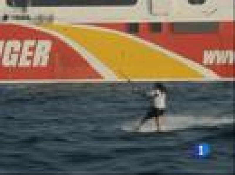 La joven kitesurfista Gisela Pulido ha vuelto a asombrar al mundo con una carrera inédita ante el ferry a Tánger, que le ha sólo le ha podido superar en la llegada.