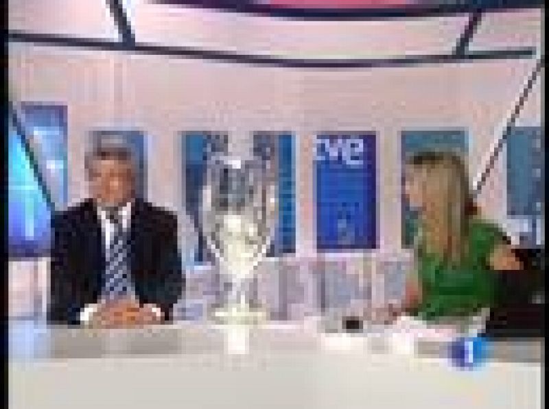  El presidente del Atlético de Madrid, Enrique Cerezo, ha visitado los estudios de TVE con la Supercopa de Europa