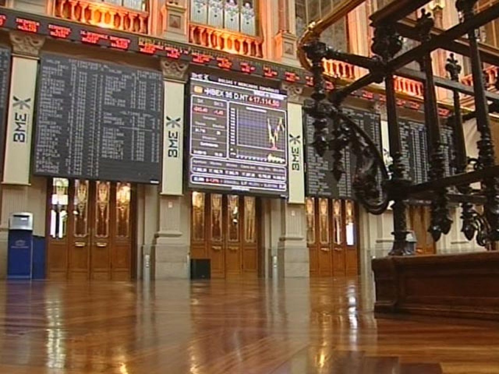 La sesión se ha visto animada por el repunte de Wall Street tras mejorar la confianza de los consumidores de Estados Unidos en agosto. No obstante, el balance del mes de agosto es negativo al perder el Ibex un 2,98%. Las pérdidas anuales han disminuido hasta el 14,68%.