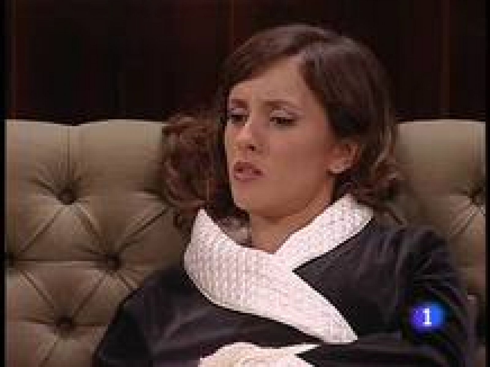 Amar - Ana y Teresa preparan las maletas