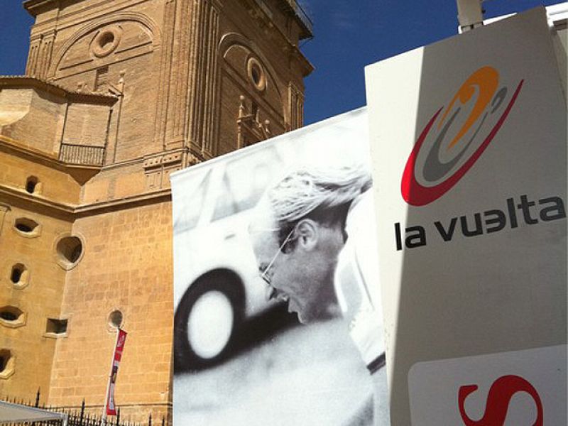 Con un minuto de silencio en honor a Fignon comenzó una etapa diseñada para la llegada a un sprint masivo en Lorca. Igor Antón se levantó con la mayor de las sonrisas gracias a su victoria en Valdepeñas de Jaén.
