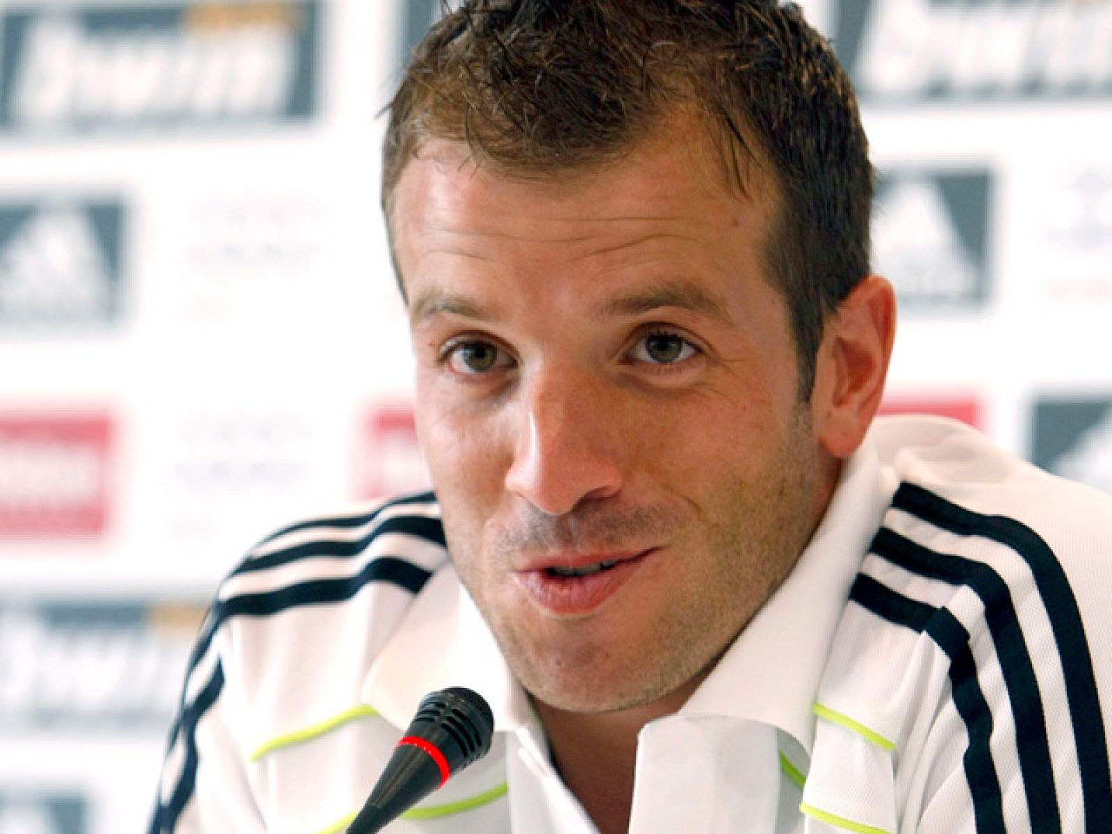 El jugador holandés Rafael Van der Vaart ha sido traspasado al Tottenham londinense por 11 millones de euros.