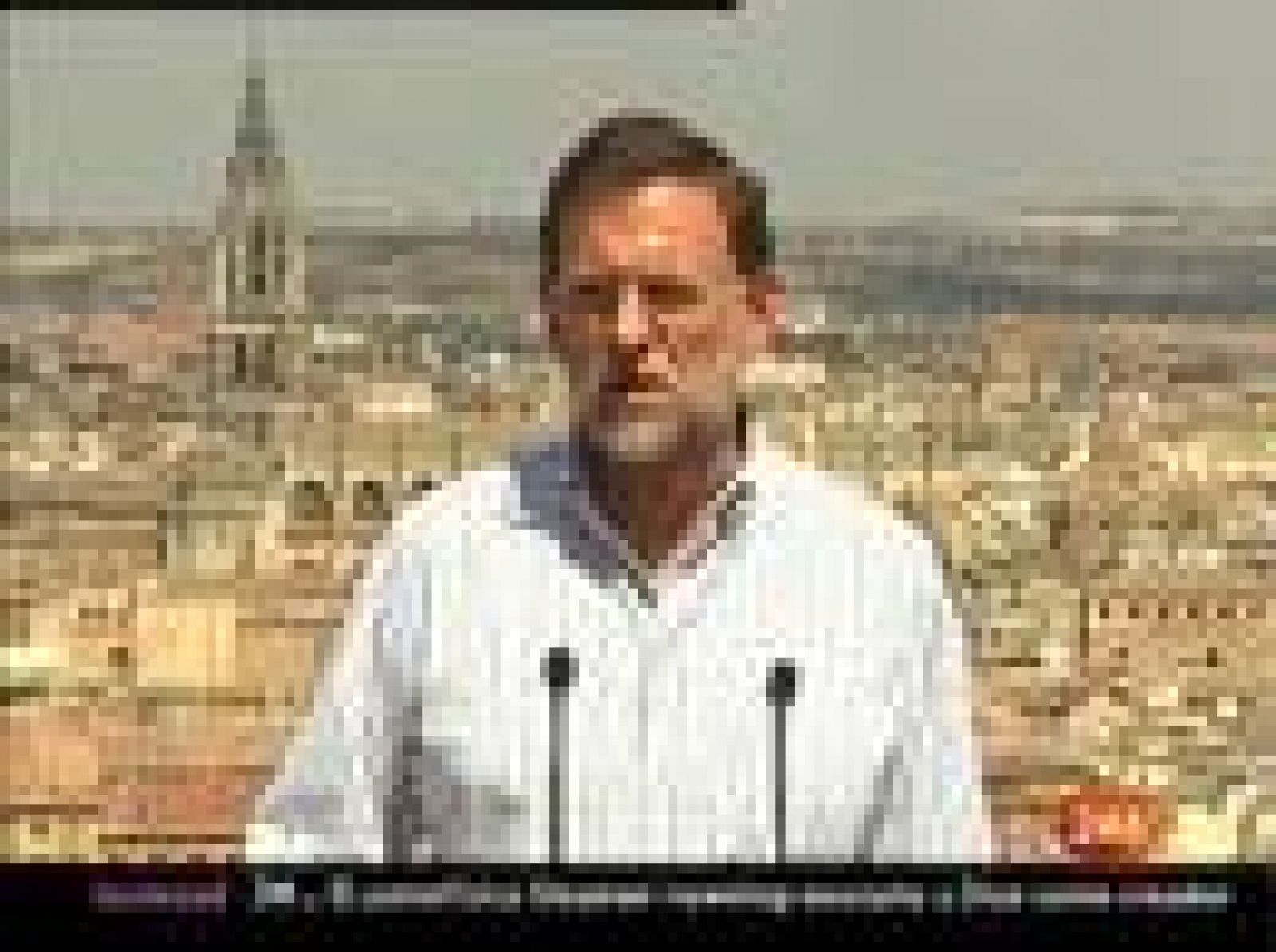 El presidente del PP, Mariano Rajoy, confirma a Francisco Camps, presidente de la Comunidad Valenciana, como candidato del partido a las elecciones autonómicas de 2011, aunque ha rehusado comentar el nuevo informe policial conocido sobre la presunta financiación ilegal del PP en esta región.