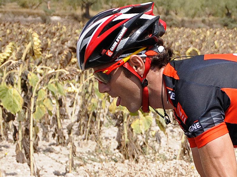 El último campeón de la Vuelta ciclista a España, Alejandro Valverde nos abre la puerta de la casa para confesar que se hace muy duro ver pasar la Vuelta por tu tierra y no poder estar en ella. El murciano está sancionado hasta 2012 por el TAS.