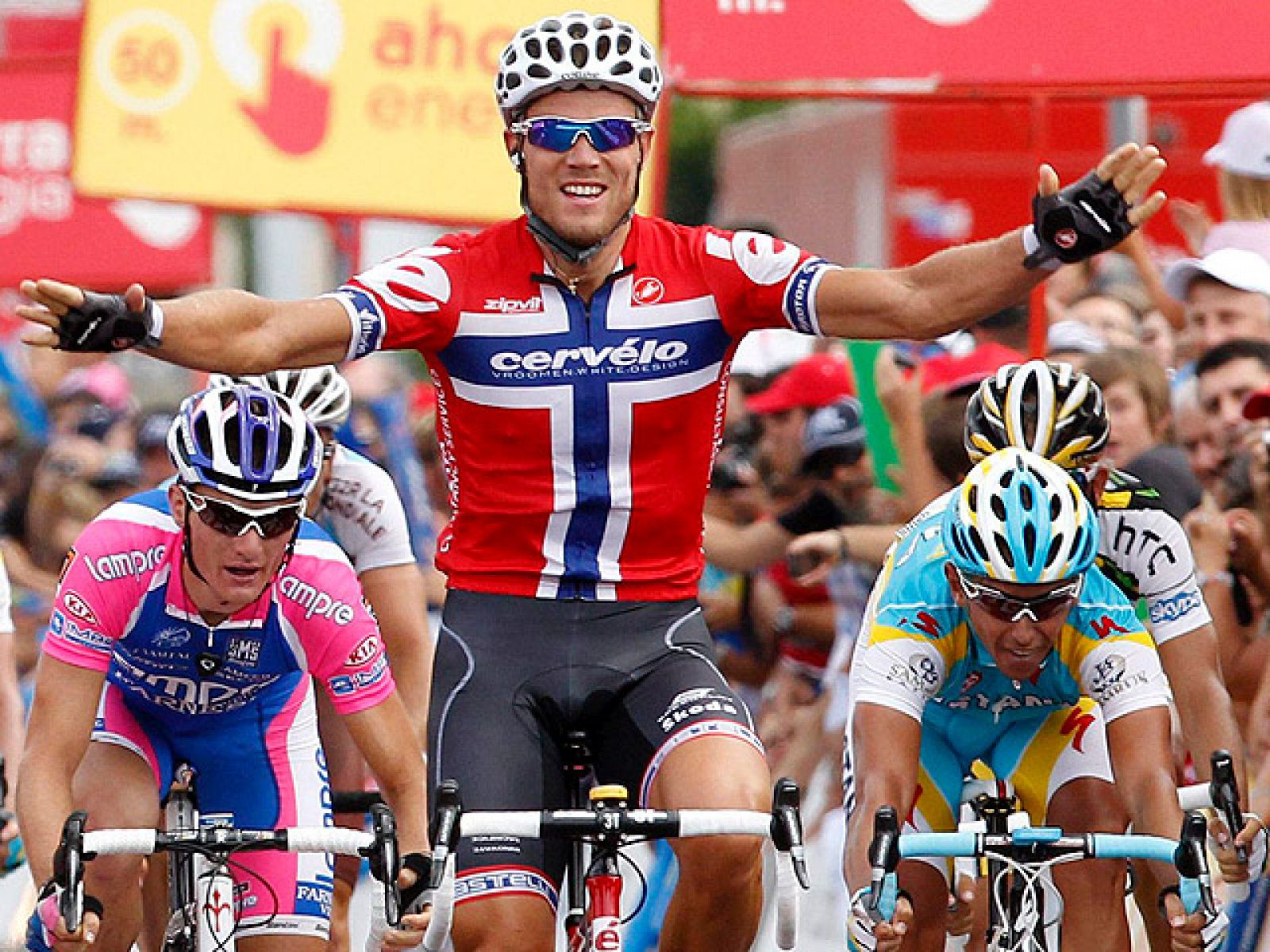 Resumen de la 6º etapa de la Vuelta entre Caravaca de la Cruz y Murcia. Hushovd se impuso al sprint.