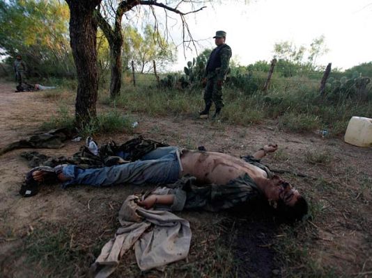 - 27 sicarios muertos en México