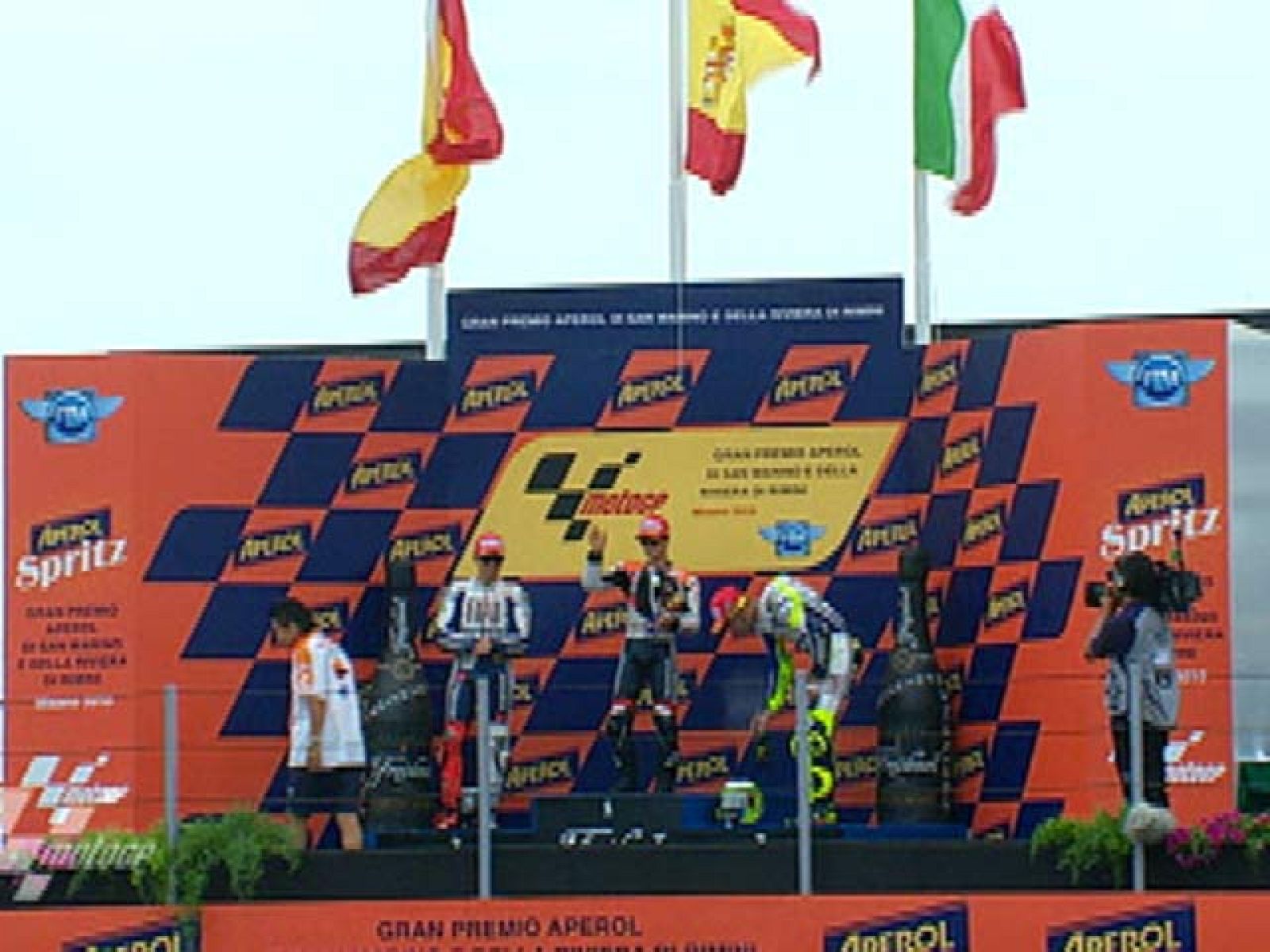 El podio de la carrera de MotoGP se ha visto ensombrecido por la noticia de la muerte de Tomizawa.