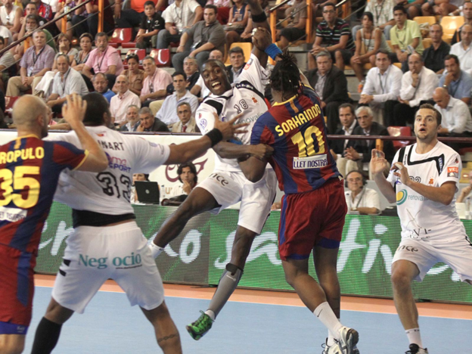 El Renovalia Ciudad Real se vengó  (29-28) de la derrota que el Barcelona le infligió en Córdoba en la pasada Copa del Rey, en una Supercopa que parecía tenían ganada los azulgranas, pero que los manchegos, liderados por un portentoso Aguinagalde, supieron remontar en los últimos cinco minutos de manera increíbles.