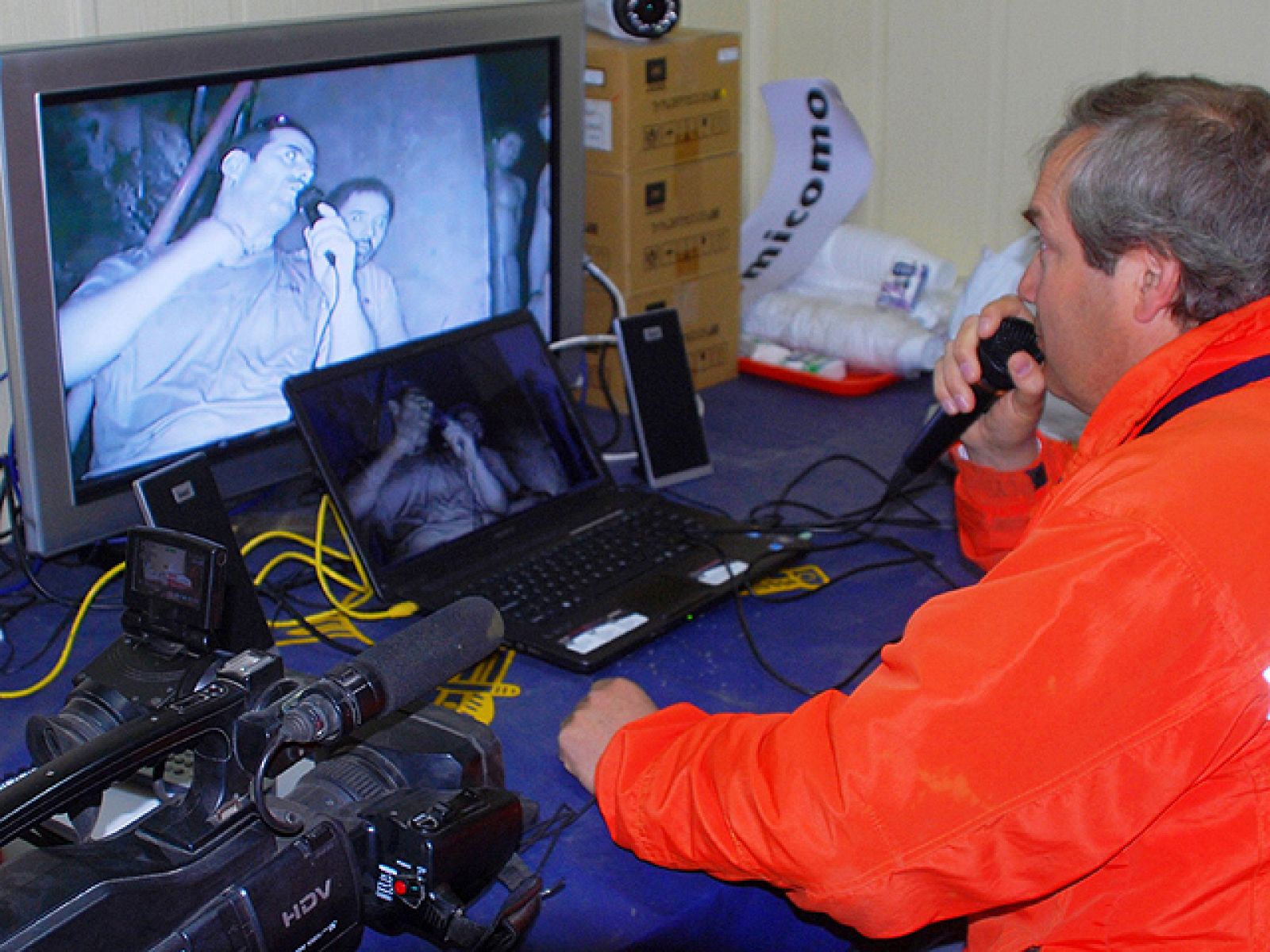 Los mineros de Chile se han comunicado por videoconferencia
