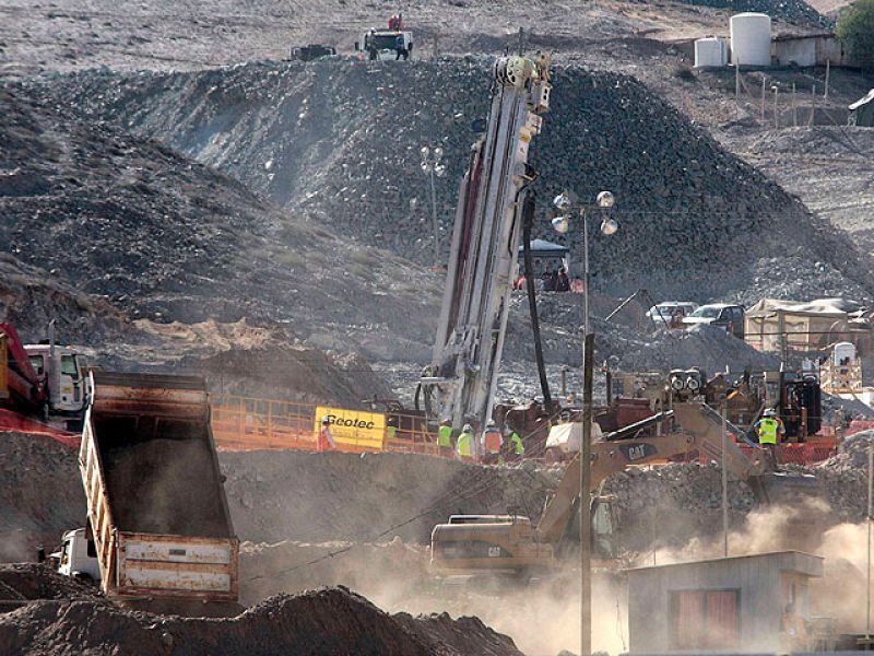 Los equipos de rescate han confirmado que finalmente serán únicamente tres las opciones para intentar sacar a los mineros atrapados en Chile. Las tres opciones tienen que ver con enorme maquinaria 