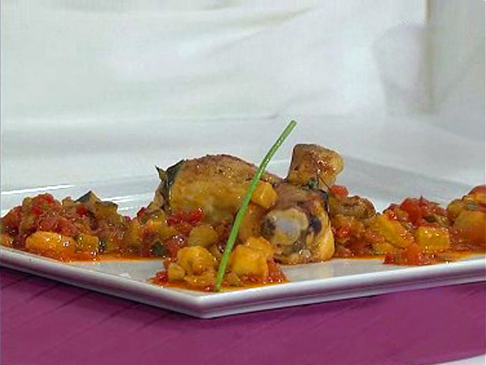 Saber cocinar - Jamoncitos de pollo con pisto - RTVE Cocina | Ver