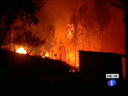 Dos fuegos cercan varias casas en el sur de Valencia