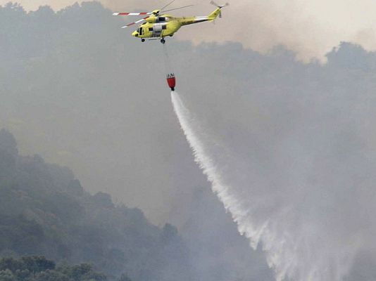 Más de 20 aviones trabajan en Valencia para apagar tres fuegos que parecen intencionados