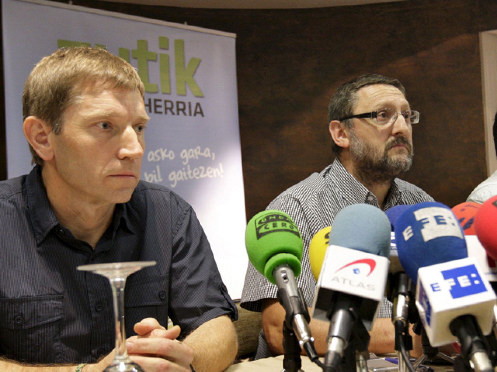 Dos días después del comunicado de ETA y a solo unos meses de las próximas elecciones municipales, la izquierda abertzale ha pedido hoy al Gobierno la legalización de Batasuna. Pero el Gobierno insiste en que nada ha cambiado, y lo mismo piensan la mayoría de las fuerzas políticas.