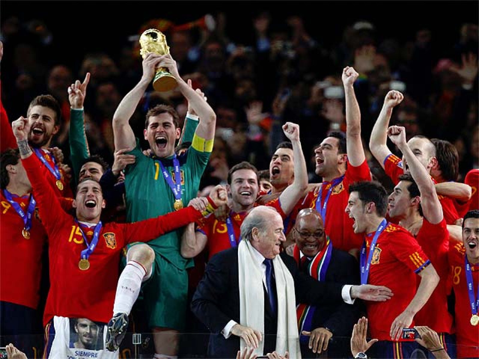 en la cita sudafricana lo primero que sorprendió a España fue la derrota ante Suiza. Con un comienzo tan inesperado pocos podían apostar por un final tan feliz como el vivido el 11 de julio. España campeona del Mundo de fútbol. Era la conclusión lógica a la apuesta por su forma de ver y de entender el fútbol.