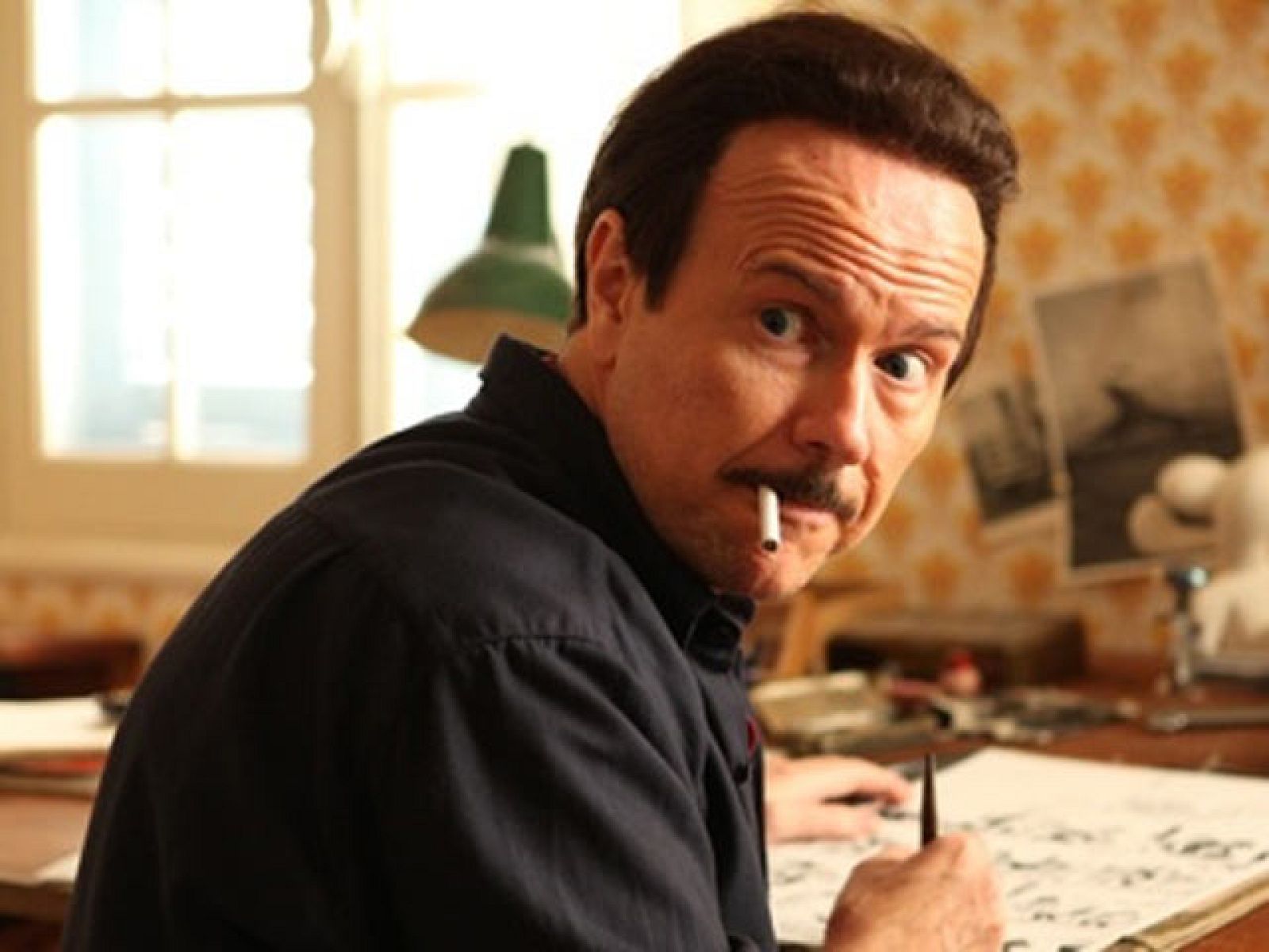 La película dirigida por Óscar Aibar lleva a la pantalla la vida del dibujante que creo a Anacleto o las hermanas Gilda, y que interpreta Santiago Segura.